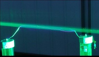 Décharge électrique guidée dans un faisceau laser en laboratoire. Crédit : Pierre Walch, LOA