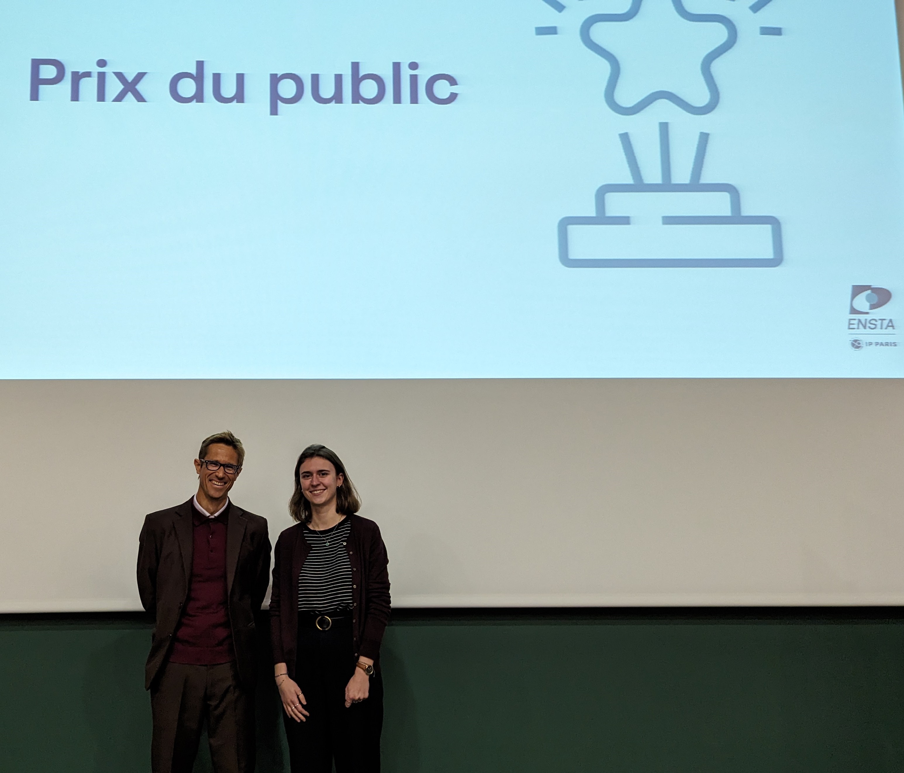 Thomas Loiseleux remet à Émeline Aubel le prix du public du meilleur projet de recherche 2023